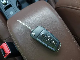 2018 Audi Q3 Premium Plus z VIN WA1JCCFS8JR014631, wystawiony jako IAAI lot #41958696 z przebiegiem 94 063 mil mil oraz . Historia ofert i sprzedaży dostępna na DreamBid. Obrazek 11.