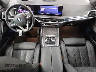 2024 BMW X5 xDrive40i z VIN 5UX23EU04R9T53436, wystawiony jako Copart lot #49401355 z przebiegiem 31 358 mil mil oraz Tytuł czysty. Historia ofert i sprzedaży dostępna na DreamBid. Obrazek 8.