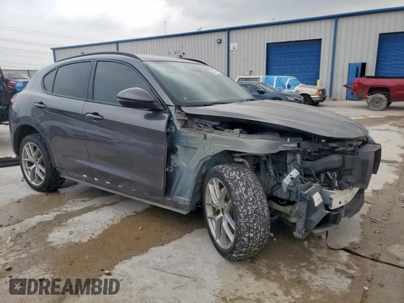 2018 Alfa Romeo Stelvio Sport z VIN ZASFAKPN4J7B72214, wystawiony jako Copart lot #56474125 z przebiegiem 135 689 mil mil oraz Szkoda całkowita • Salvage title. Historia ofert i sprzedaży dostępna na DreamBid. Obrazek 4.
