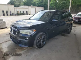 2018 BMW X1 sDrive28i z VIN WBXHU7C35J5H39736, wystawiony jako Copart lot #57133865 z przebiegiem 93 000 mil mil oraz Szkody całkowita. Historia ofert i sprzedaży dostępna na DreamBid. Obrazek 1.