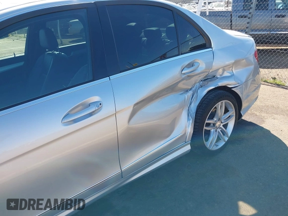 2013 Mercedes-Benz C 250 Sport z VIN WDDGF4HB9DA873732, wystawiony jako IAAI lot #41755981 z przebiegiem 82 181 mil mil oraz . Historia ofert i sprzedaży dostępna na DreamBid. Obrazek 6.