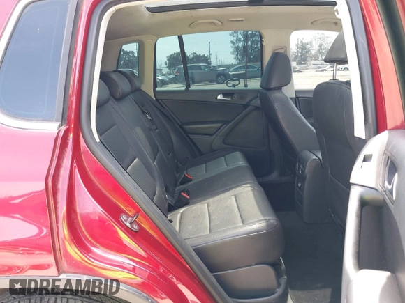 2010 Volkswagen Tiguan S z VIN WVGAV7AX3AW001762, wystawiony jako IAAI lot #42572895 z przebiegiem 127 433 mil mil oraz . Historia ofert i sprzedaży dostępna na DreamBid. Obrazek 8.