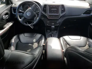 2019 Jeep Cherokee Trailhawk z VIN 1C4PJMBX2KD152628, wystawiony jako Copart lot #51650595 z przebiegiem 67 660 mil mil oraz Nie do naprawy. Historia ofert i sprzedaży dostępna na DreamBid. Obrazek 8.