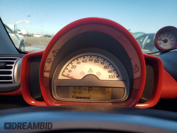2009 Smart fortwo Pure z VIN WMEEJ31X79K274220, wystawiony jako Copart lot #46529995 z przebiegiem 76 185 mil mil oraz Szkoda całkowita • Salvage title. Historia ofert i sprzedaży dostępna na DreamBid. Obrazek 9.