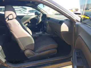2013 Dodge Challenger SXT z VIN 2C3CDYAG4DH718894, wystawiony jako IAAI lot #42156336 z przebiegiem 153 000 mil mil oraz . Historia ofert i sprzedaży dostępna na DreamBid. Obrazek 5.