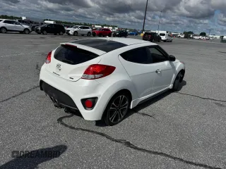 2016 Hyundai Veloster Turbo z VIN KMHTC6AE3GU296034, wystawiony jako Copart lot #59438335 z przebiegiem 121 565 mil mil oraz Czysty tytuł • Clean title. Historia ofert i sprzedaży dostępna na DreamBid. Obrazek 4.