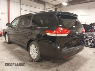 2012 Toyota Sienna XLE AAS z VIN 5TDYK3DC5CS223378, wystawiony jako IAAI lot #42164070 z przebiegiem 163 338 mil mil oraz . Historia ofert i sprzedaży dostępna na DreamBid. Obrazek 3.