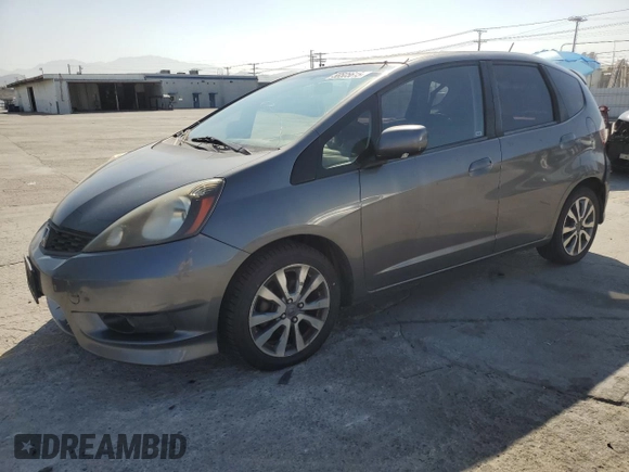 2013 Honda Fit Sport z VIN JHMGE8H53DC026920, wystawiony jako Copart lot #58505615 z przebiegiem 132 286 mil mil oraz Szkoda całkowita • Salvage title. Historia ofert i sprzedaży dostępna na DreamBid. Obrazek 1.