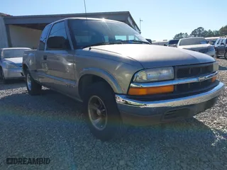 2000 Chevrolet S-10 LS with VIN 1GCCS1953Y8230205, listed as a IAAI auction lot 41291801 with 97,197 mi miles. Bid and sale history available at carsss.com. Image 1.