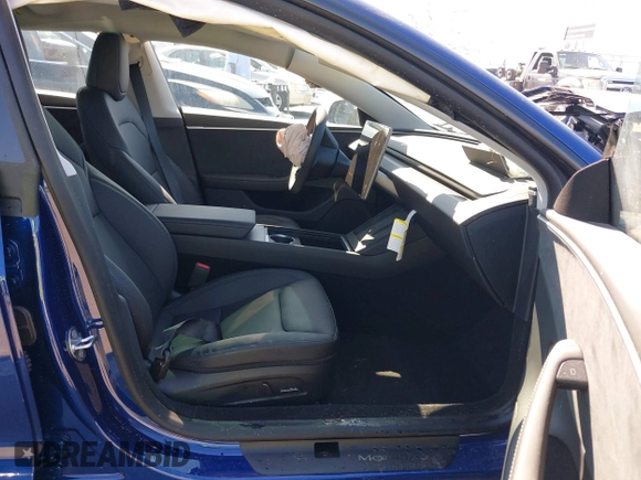 2025 Tesla Model 3 Long Range z VIN 5YJ3E1EB9SF886175, wystawiony jako IAAI lot #41648473 z przebiegiem 395 mil mil oraz . Historia ofert i sprzedaży dostępna na DreamBid. Obrazek 5.