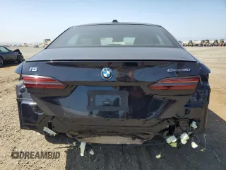 2024 BMW i5 eDrive40 z VIN WBY33FK04RCR21619, wystawiony jako Copart lot #71286594 z przebiegiem 6270 mil mil oraz Szkody całkowita. Historia ofert i sprzedaży dostępna na DreamBid. Obrazek 6.
