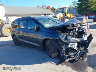 2018 Chrysler Pacifica Touring Plus with VIN 2C4RC1FG3JR204503, listed as a IAAI auction lot 40524612 with 83,186 mi miles. Bid and sale history available at carsss.com. Image 1.