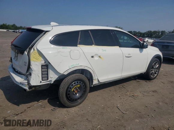 2018 Volvo V60 with VIN YV440MWKXJ2059075, listed as a Copart auction lot 60654775 with 58,040 mi miles and Salvage title. Bid and sale history available at DreamBid. Image 3.