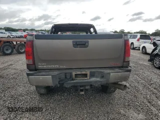 2013 GMC Sierra 2500HD SLT z VIN 1GT121E87DF171088, wystawiony jako Copart lot #69518784 z przebiegiem Nie podano mil oraz Nie do naprawy • Non repairable. Historia ofert i sprzedaży dostępna na DreamBid. Obrazek 6.