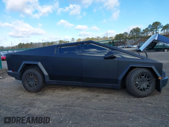 2024 Tesla Cybertruck z VIN 7G2CEHED5RA015790, wystawiony jako IAAI lot #41587683 z przebiegiem 5 867 mil mil oraz . Historia ofert i sprzedaży dostępna na DreamBid. Obrazek 12.