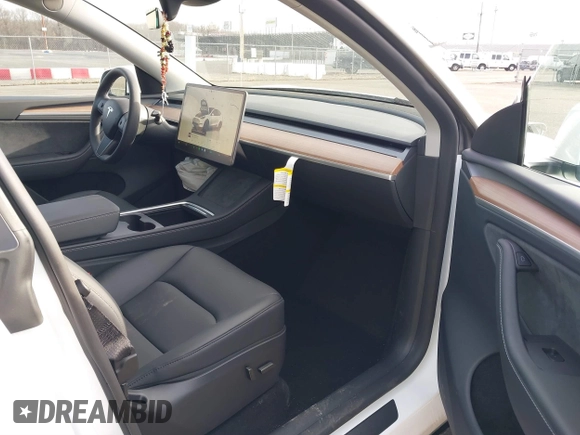 2025 Tesla Model Y Long Range with VIN 7SAYGDEE1SA343429, listed as a IAAI auction lot 41504455 with 1,284 mi miles and . Bid and sale history available at carsss.com. Image 5.