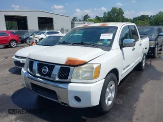 2005 Nissan Titan SE z VIN 1N6BA07A35N554676, wystawiony jako IAAI lot #42593107 z przebiegiem 200 541 mil mil oraz . Historia ofert i sprzedaży dostępna na DreamBid. Obrazek 2.