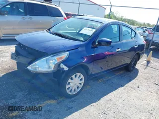 2019 Nissan Versa SV z VIN 3N1CN7APXKL859768, wystawiony jako IAAI lot #42120640 z przebiegiem 55 710 mil mil oraz . Historia ofert i sprzedaży dostępna na DreamBid. Obrazek 2.