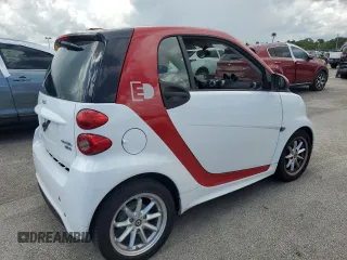 2014 Smart fortwo Passion z VIN WMEEJ9AA6EK782087, wystawiony jako Copart lot #73883554 z przebiegiem Nie podano mil oraz Nie do naprawy • Non repairable. Historia ofert i sprzedaży dostępna na DreamBid. Obrazek 3.