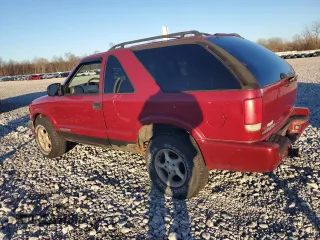 2001 Chevrolet Blazer LS z VIN 1GNCT18W51K123809, wystawiony jako Copart lot #86491294 z przebiegiem 211 514 mil mil oraz Szkoda całkowita • Salvage title. Historia ofert i sprzedaży dostępna na DreamBid. Obrazek 2.