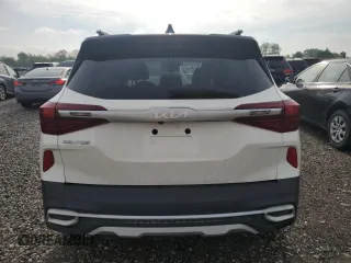 2022 Kia Seltos S z VIN KNDEUCAAXN7296906, wystawiony jako Copart lot #55474555 z przebiegiem 41 059 mil mil oraz Szkoda całkowita • Salvage title. Historia ofert i sprzedaży dostępna na DreamBid. Obrazek 6.