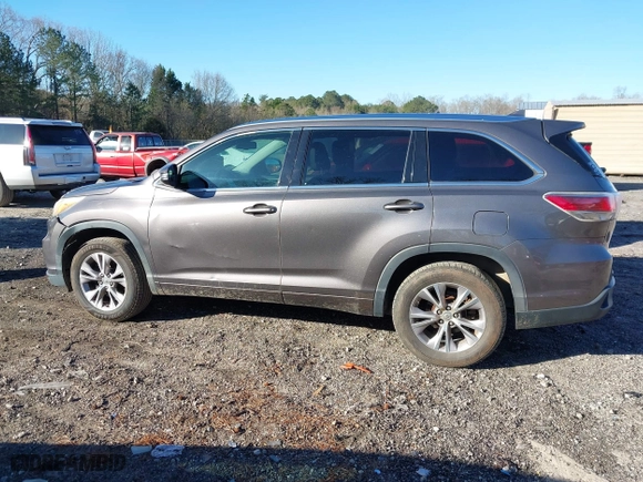 2014 Toyota Highlander XLE with VIN 5TDKKRFH2ES021473, listed as a IAAI auction lot 41809149 with 220,867 mi miles. Bid and sale history available at carsss.com. Image 14.