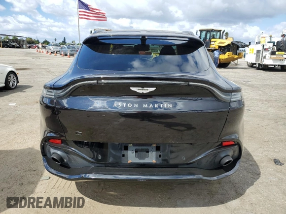 2021 Aston Martin DBX z VIN SCFVUJAW7MTV03341, wystawiony jako Copart lot #71015804 z przebiegiem 12 324 mil mil oraz Szkody całkowita. Historia ofert i sprzedaży dostępna na DreamBid. Obrazek 6.