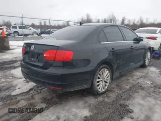 2014 Volkswagen Jetta SEL z VIN 3VWL17AJ6EM428036, wystawiony jako IAAI lot #41716470 z przebiegiem 171 805 mil mil oraz . Historia ofert i sprzedaży dostępna na DreamBid. Obrazek 4.