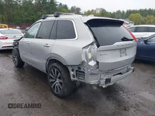 2023 Volvo XC90 Plus z VIN YV4062PN7P1954726, wystawiony jako IAAI lot #42049981 z przebiegiem 31 606 mil mil oraz . Historia ofert i sprzedaży dostępna na DreamBid. Obrazek 3.
