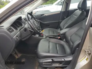 2015 Volkswagen Jetta SE z VIN 3VWD17AJ3FM232299, wystawiony jako Copart lot #57252465 z przebiegiem 128 882 mil mil oraz Szkoda całkowita • Salvage title. Historia ofert i sprzedaży dostępna na DreamBid. Obrazek 7.