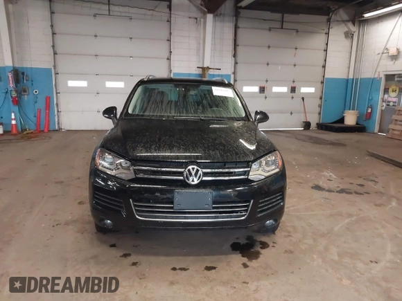 2011 Volkswagen Touareg Sport z VIN WVGFF9BP5BD001093, wystawiony jako IAAI lot #41916995 z przebiegiem 127 478 mil mil oraz . Historia ofert i sprzedaży dostępna na DreamBid. Obrazek 6.