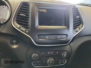 2021 Jeep Cherokee Latitude Plus z VIN 1C4PJLLB5MD223983, wystawiony jako IAAI lot #42741294 z przebiegiem 49 704 mil mil oraz . Historia ofert i sprzedaży dostępna na DreamBid. Obrazek 14.