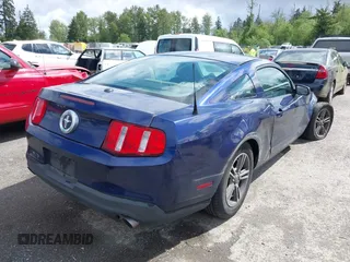 2012 Ford Mustang Premium z VIN 1ZVBP8AM6C5286607, wystawiony jako IAAI lot #42305725 z przebiegiem 137 065 mil mil oraz . Historia ofert i sprzedaży dostępna na DreamBid. Obrazek 4.