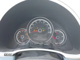 2014 Volkswagen Beetle 1.8T z VIN 3VWJ17AT8EM662235, wystawiony jako IAAI lot #42371906 z przebiegiem 118 173 mil mil oraz . Historia ofert i sprzedaży dostępna na DreamBid. Obrazek 7.