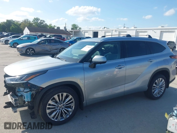 2025 Toyota Highlander Hybrid Platinum z VIN 5TDEBRCH0SS651408, wystawiony jako IAAI lot #41750433 z przebiegiem 6 705 mil mil oraz . Historia ofert i sprzedaży dostępna na DreamBid. Obrazek 15.