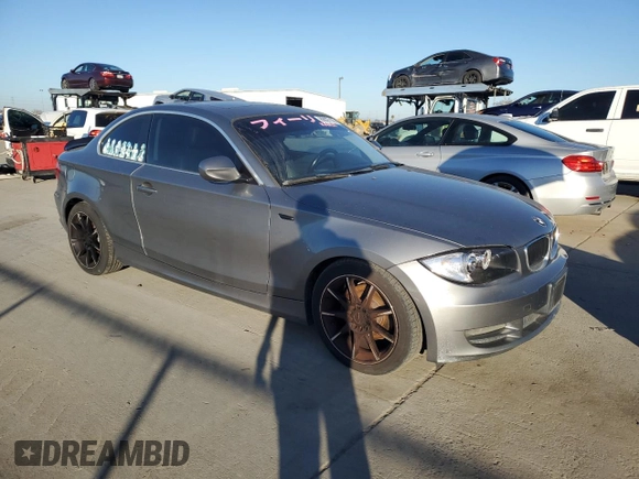 2011 BMW 1 Series 128i z VIN WBAUP9C59BVL90236, wystawiony jako Copart lot #89027105 z przebiegiem 169 716 mil mil oraz Tytuł czysty. Historia ofert i sprzedaży dostępna na DreamBid. Obrazek 4.