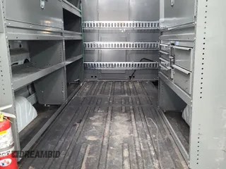 2020 Ford Transit Cargo z VIN 1FTBR1XG3LKB79165, wystawiony jako IAAI lot #42763042 z przebiegiem 140 992 mil mil oraz . Historia ofert i sprzedaży dostępna na DreamBid. Obrazek 28.