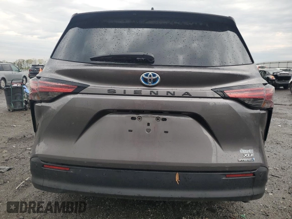2021 Toyota Sienna XLE z VIN 5TDJRKEC7MS049563, wystawiony jako Copart lot #53114495 z przebiegiem 130 357 mil mil oraz Szkoda całkowita • Salvage title. Historia ofert i sprzedaży dostępna na DreamBid. Obrazek 6.
