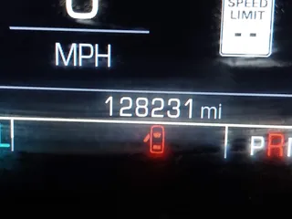 2017 Chevrolet Suburban Premier z VIN 1GNSKJKC0HR250854, wystawiony jako IAAI lot #41541476 z przebiegiem 128 231 mil mil oraz . Historia ofert i sprzedaży dostępna na DreamBid. Obrazek 15.