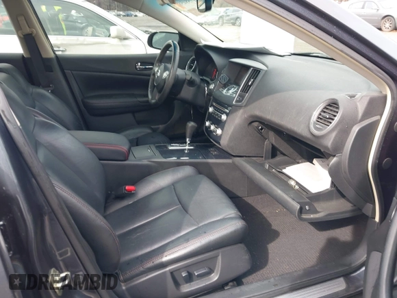 2013 Nissan Maxima SV z VIN 1N4AA5AP7DC814845, wystawiony jako IAAI lot #41758456 z przebiegiem 139 556 mil mil oraz . Historia ofert i sprzedaży dostępna na DreamBid. Obrazek 5.