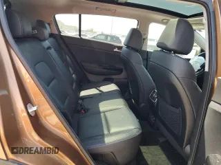 2020 Kia Sportage EX z VIN KNDPN3AC4L7641853, wystawiony jako Copart lot #55013835 z przebiegiem 46 910 mil mil oraz Szkoda całkowita • Salvage title. Historia ofert i sprzedaży dostępna na DreamBid. Obrazek 11.