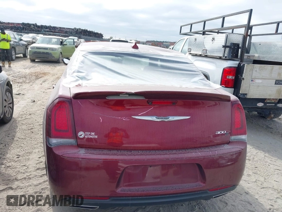 2020 Chrysler 300 S z VIN 2C3CCABT0LH233849, wystawiony jako IAAI lot #40689077 z przebiegiem 77 405 mil mil oraz . Historia ofert i sprzedaży dostępna na DreamBid. Obrazek 6.