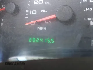 2002 Ford F-250 XL z VIN 1FTNF20L72ED15488, wystawiony jako IAAI lot #41626743 z przebiegiem 282 415 mil mil oraz . Historia ofert i sprzedaży dostępna na DreamBid. Obrazek 7.