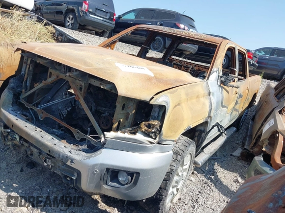 2018 GMC Sierra 2500HD Denali z VIN 1GT12UEG7JF169961, wystawiony jako IAAI lot #37206408 z przebiegiem Nie podano mil oraz . Historia ofert i sprzedaży dostępna na DreamBid. Obrazek 2.