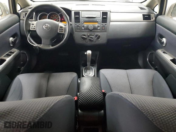 2009 Nissan Versa S z VIN 3N1BC11E69L406027, wystawiony jako Copart lot #50904135 z przebiegiem 163 718 mil mil oraz Szkoda całkowita • Salvage title. Historia ofert i sprzedaży dostępna na DreamBid. Obrazek 8.
