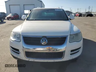2009 Volkswagen Touareg VR6 z VIN WVGBE77L19D002425, wystawiony jako Copart lot #53116045 z przebiegiem 223 281 mil mil oraz Tytuł czysty. Historia ofert i sprzedaży dostępna na DreamBid. Obrazek 5.