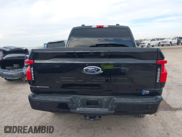 2023 Ford F-150 Lightning Pro z VIN 1FTVW1ELXPWG55836, wystawiony jako IAAI lot #41328873 z przebiegiem 6 742 mil mil oraz . Historia ofert i sprzedaży dostępna na DreamBid. Obrazek 17.