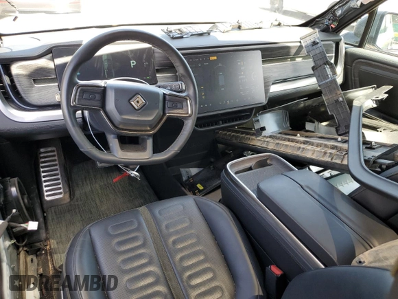 2023 Rivian R1T Adventure z VIN 7FCTGAAA4PN021950, wystawiony jako Copart lot #57800485 z przebiegiem 2 480 mil mil oraz Szkoda całkowita • Salvage title. Historia ofert i sprzedaży dostępna na DreamBid. Obrazek 8.