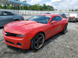 2013 Chevrolet Camaro LS z VIN 2G1FA1E39D9158986, wystawiony jako Copart lot #56353335 z przebiegiem 147 948 mil mil oraz Szkoda całkowita • Salvage title. Historia ofert i sprzedaży dostępna na DreamBid. Obrazek 1.