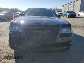 2022 Chrysler 300 S z VIN 2C3CCABG7NH179357, wystawiony jako Copart lot #86889524 z przebiegiem 64 952 mil mil oraz Szkoda całkowita • Salvage title. Historia ofert i sprzedaży dostępna na DreamBid. Obrazek 5.